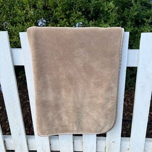 Brookstone NAP 2 Ply Plush Throw Travel Blanket Light Tan Satin Trim 38x61 GUC